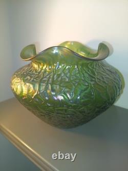 Vase vert moulé de design Loetz avec bord évasé