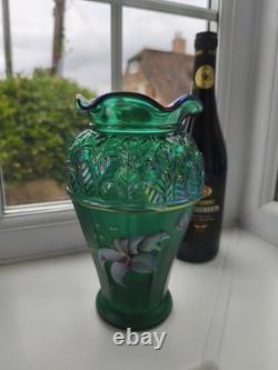 Vase vintage en verre d’art irisé vert émeraude, peint à la main et signé Fenton USA