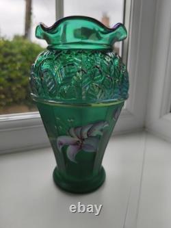 Vase vintage en verre d’art irisé vert émeraude, peint à la main et signé Fenton USA