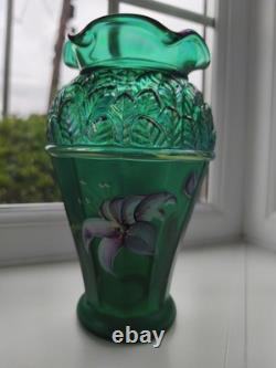 Vase vintage en verre d’art irisé vert émeraude, peint à la main et signé Fenton USA