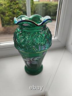 Vase vintage en verre d’art irisé vert émeraude, peint à la main et signé Fenton USA