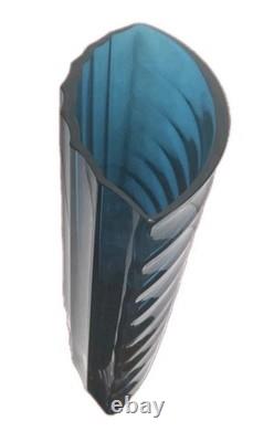 Vases – Vase décoratif en verre d’art bleu côtelé à double paroi, milieu du XXe siècle