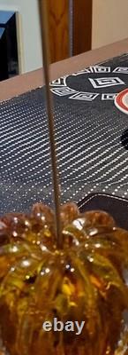 Verre ambré. Trou en bas. Signé en haut. De minuscules paillettes à l’intérieur. Inconnu pour moi.