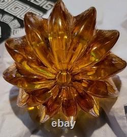 Verre ambré. Trou en bas. Signé en haut. De minuscules paillettes à l’intérieur. Inconnu pour moi.