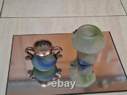 Verre d’atelier avec recouvrement en cuivre massif. Deux pièces signées par l’artiste